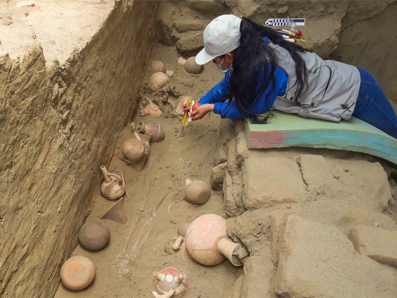 Excavación en Huaca de La Luna - Travel Pax Peru