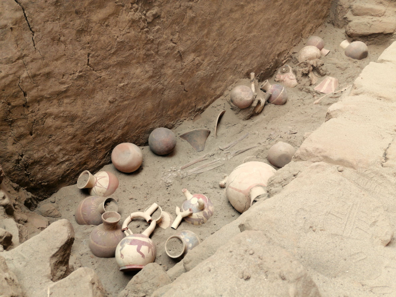 Excavaciones en Huaca de La Luna - Travel Pax Peru